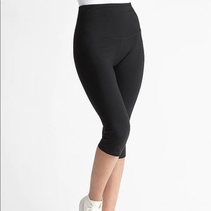 Yummie High-Waist Shaping Capri Leggings (Talia)
